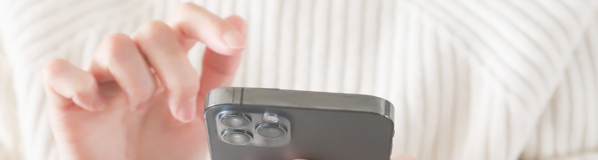 スマートフォンを触る手元